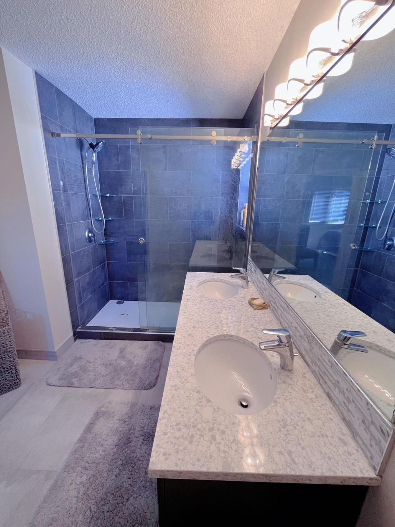 Best Garden House&3 Mins Bus Station Close C-Train&Free Parking YYC Oda fotoğraf